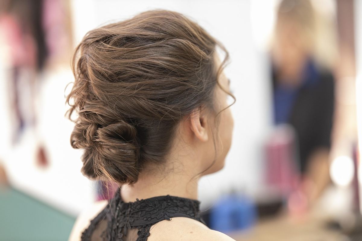 Chignon coiffé avec soin, coiffure élégante pour un évènement